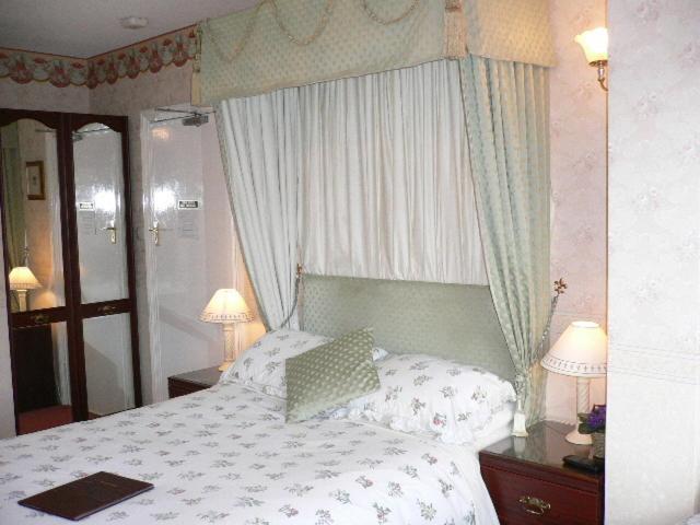 Moonraker House Hotel Stratford-upon-Avon Room photo